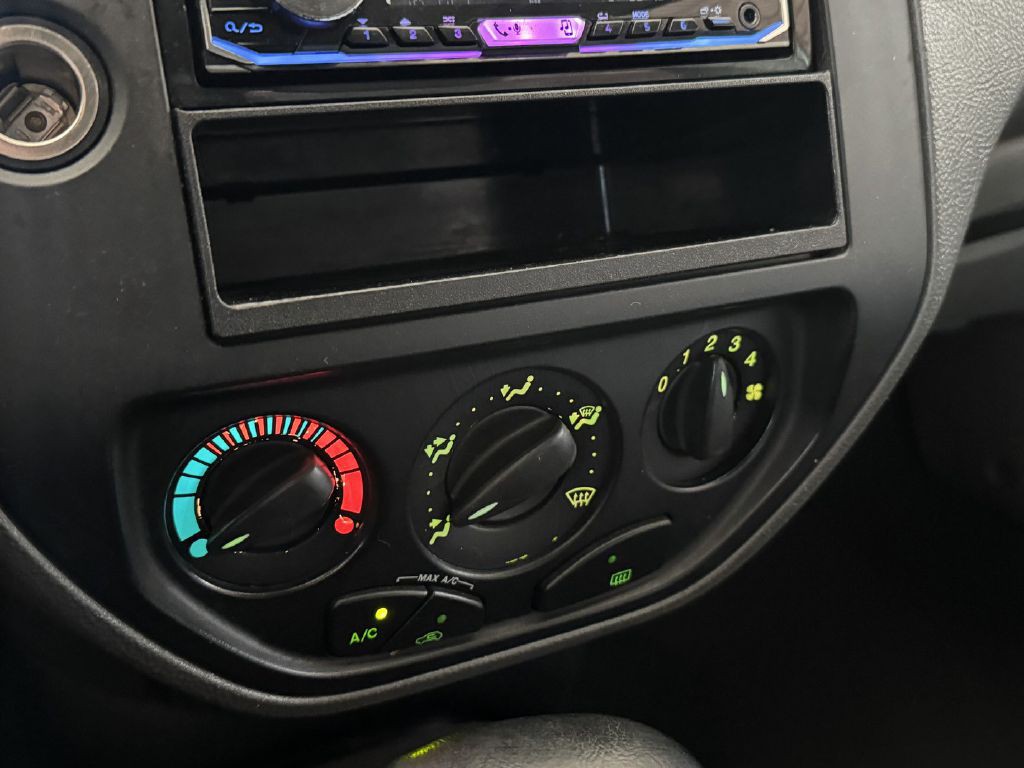 2005 Ford Focus Image 18