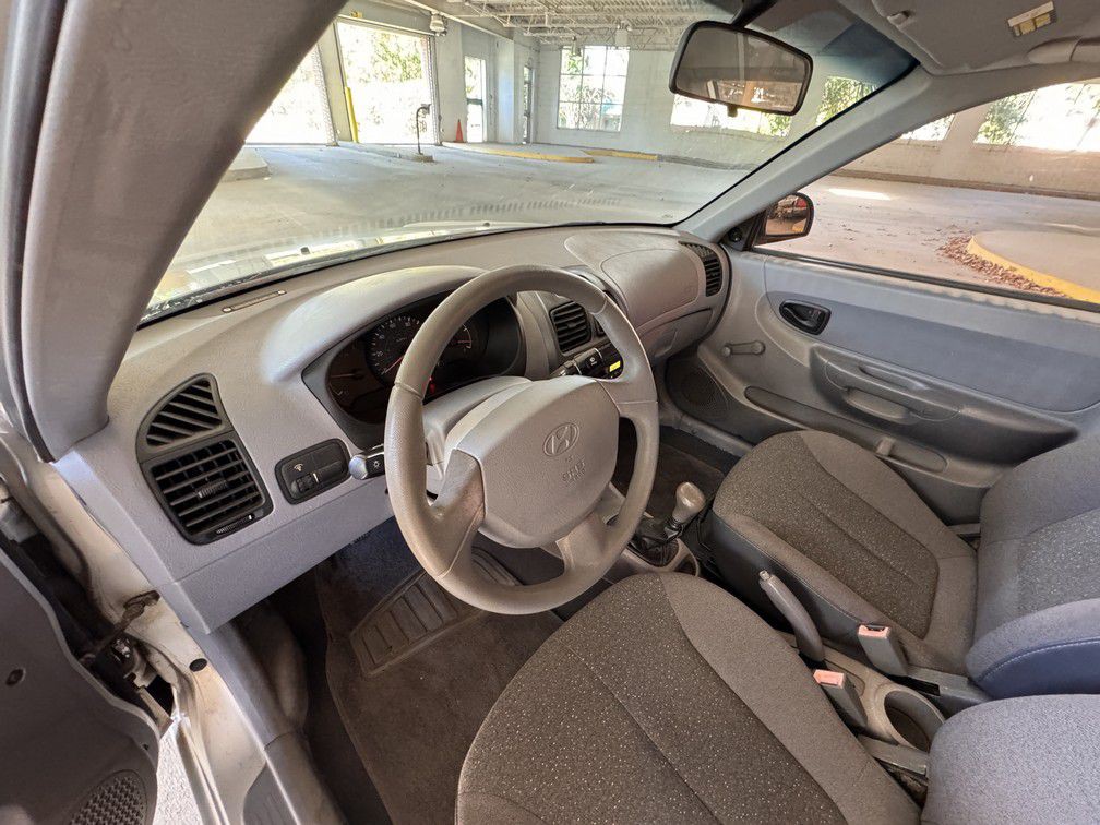 2004 Hyundai Accent Image 9