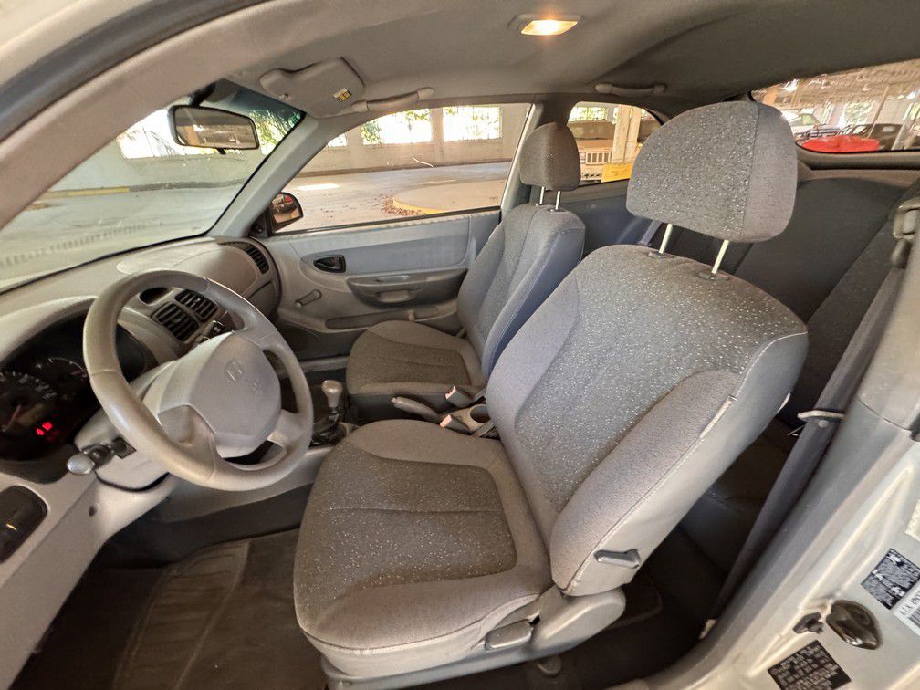 2004 Hyundai Accent Image 10