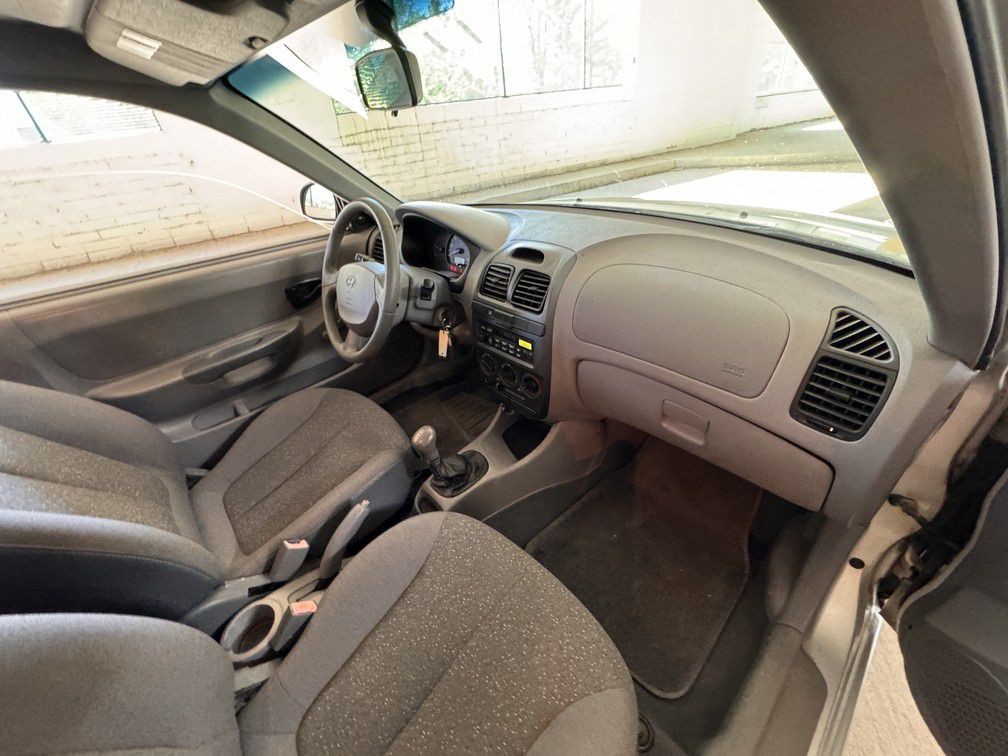 2004 Hyundai Accent Image 15