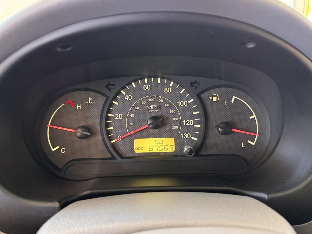 2004 Hyundai Accent Image 16