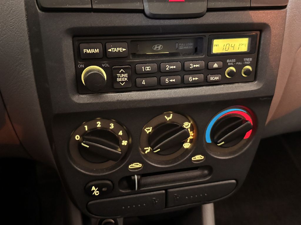 2004 Hyundai Accent Image 17