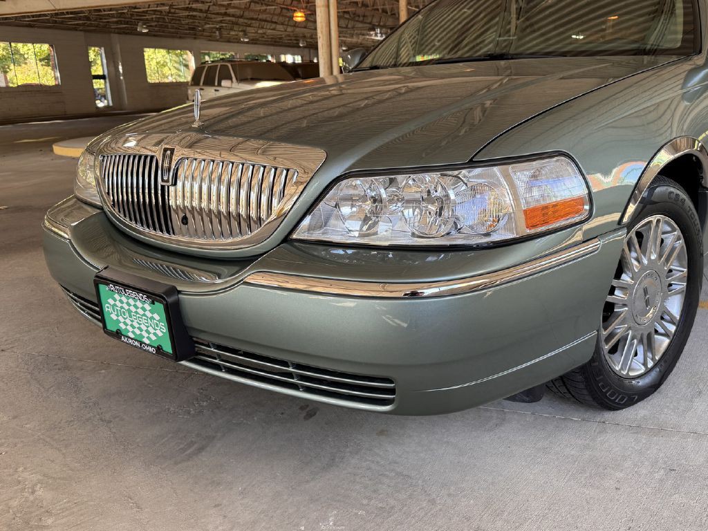 2006 Lincoln Town Car Image 2