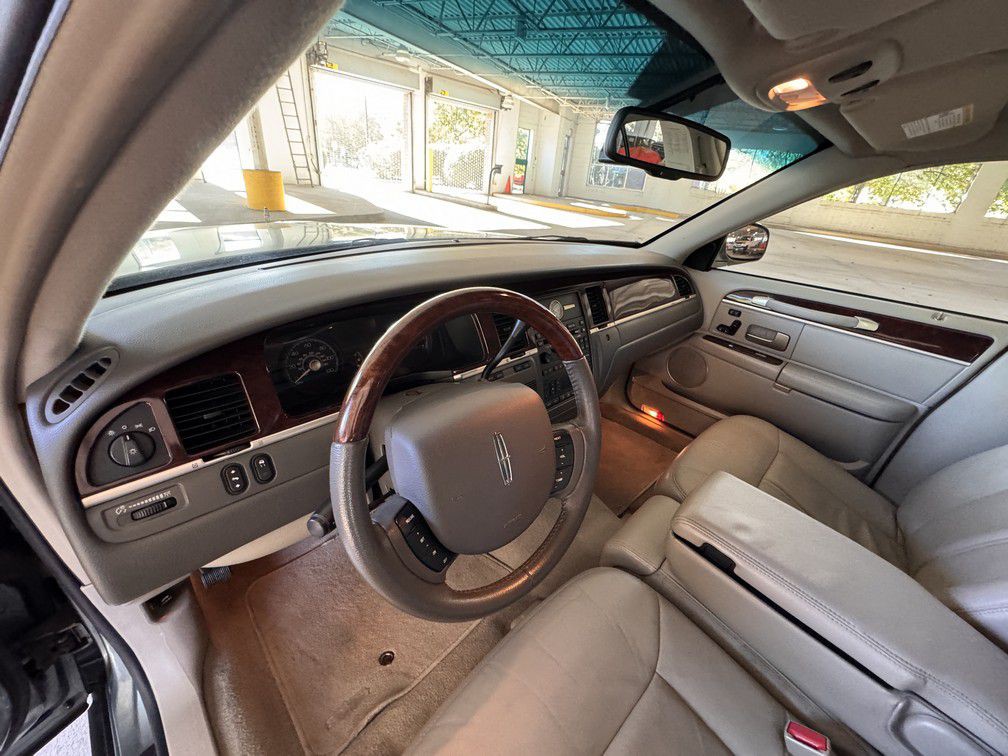 2006 Lincoln Town Car Image 9