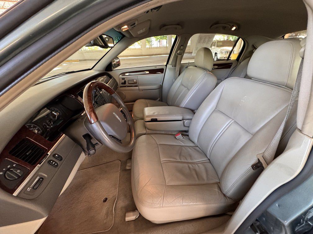 2006 Lincoln Town Car Image 10