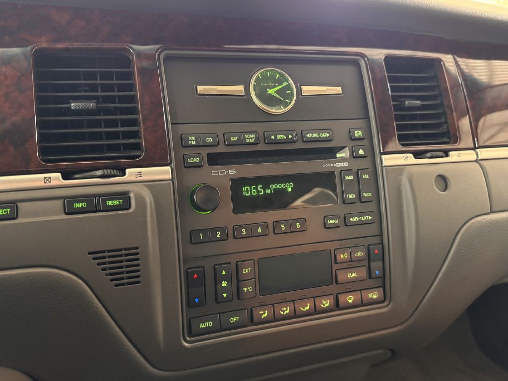 2006 Lincoln Town Car Image 17