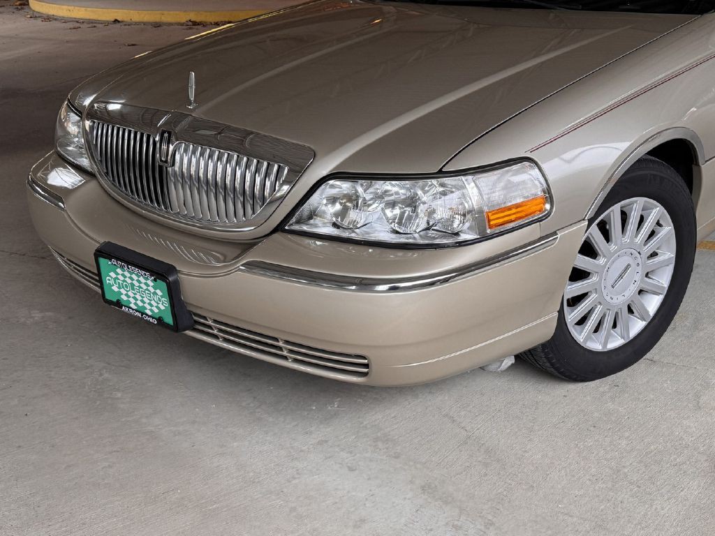 2005 Lincoln Town Car Image 2