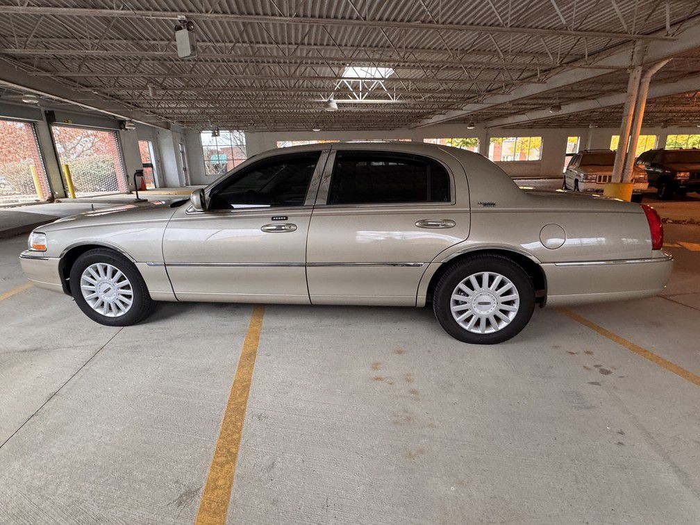 2005 Lincoln Town Car Image 3