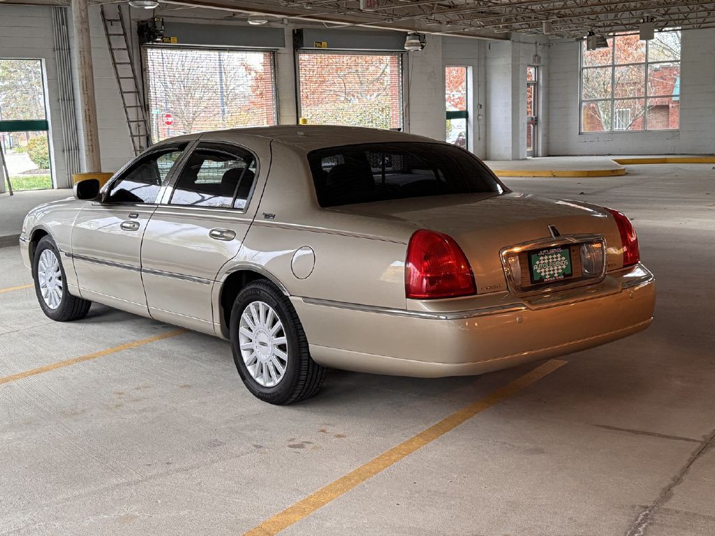 2005 Lincoln Town Car Image 4
