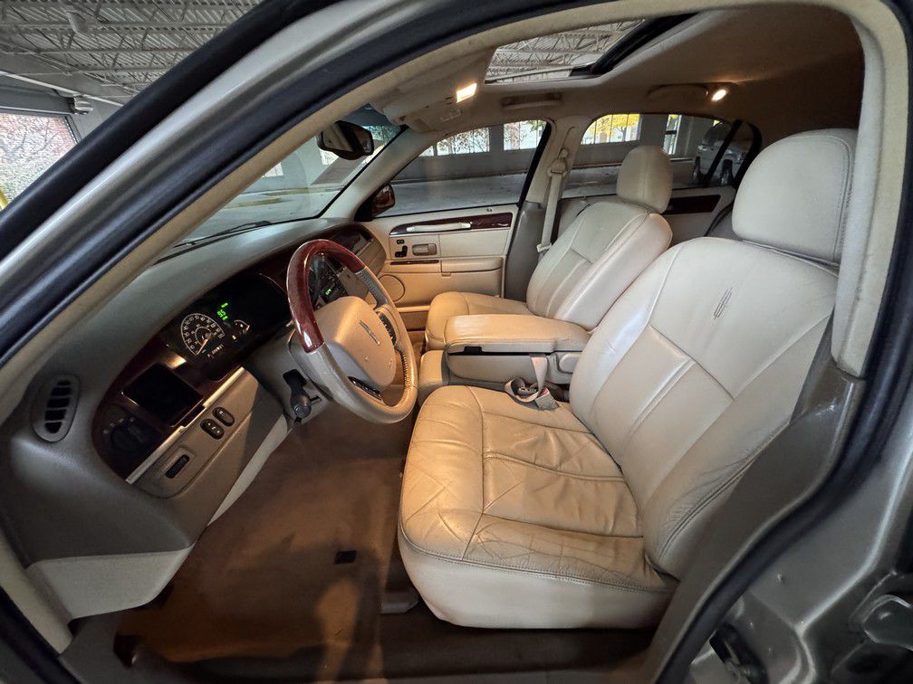2005 Lincoln Town Car Image 10
