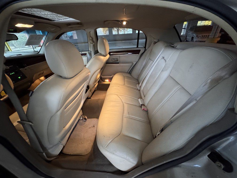 2005 Lincoln Town Car Image 12