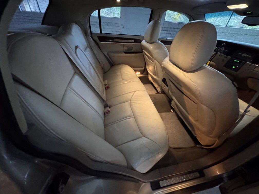 2005 Lincoln Town Car Image 13