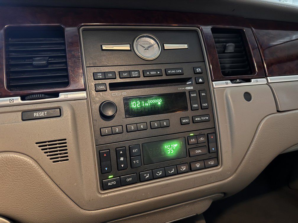 2005 Lincoln Town Car Image 16
