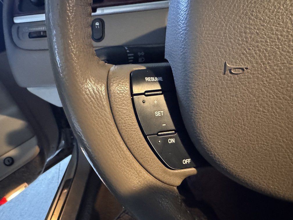 2005 Lincoln Town Car Image 19