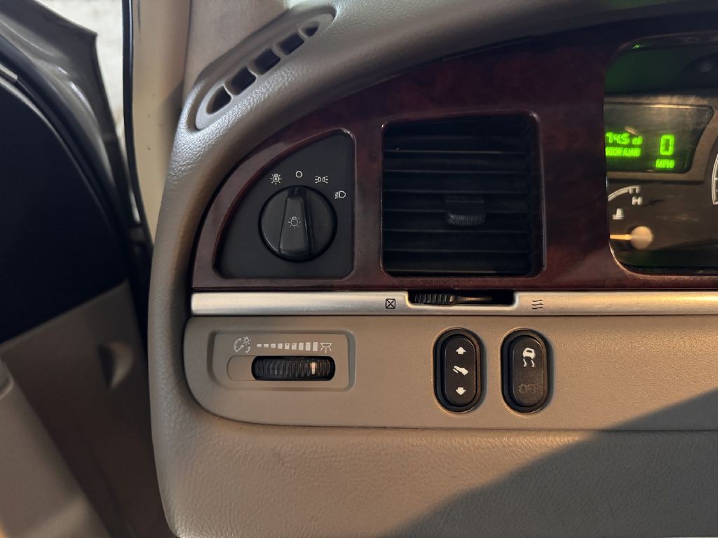 2005 Lincoln Town Car Image 20