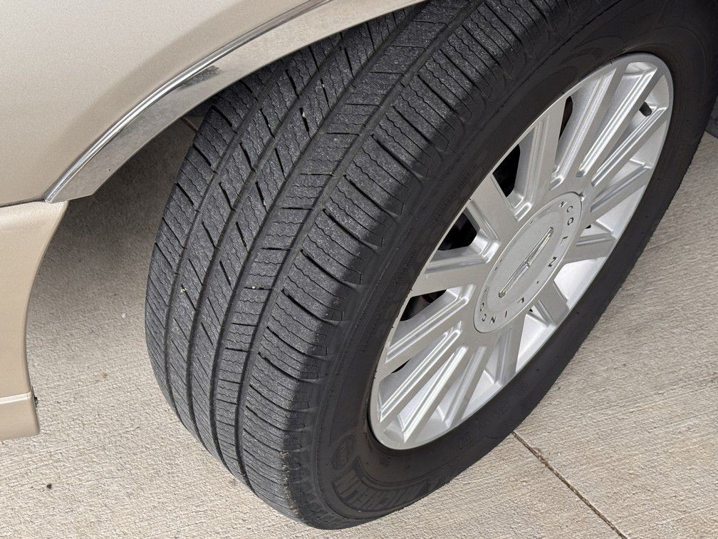 2005 Lincoln Town Car Image 24