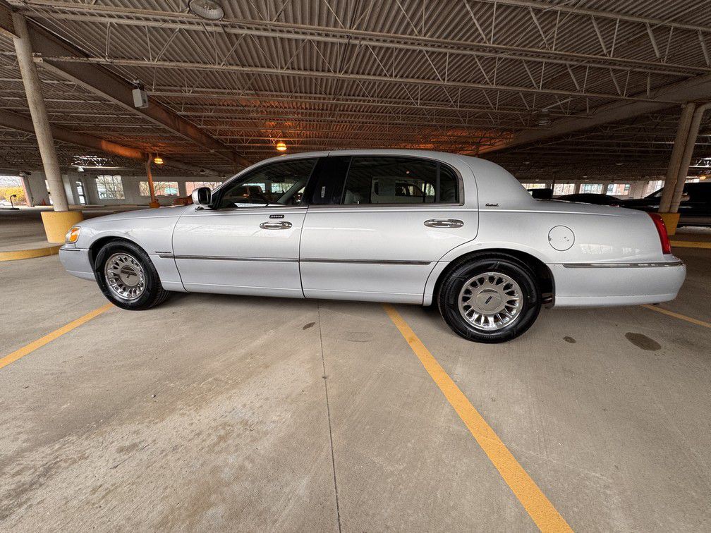 2001 Lincoln Town Car Image 3