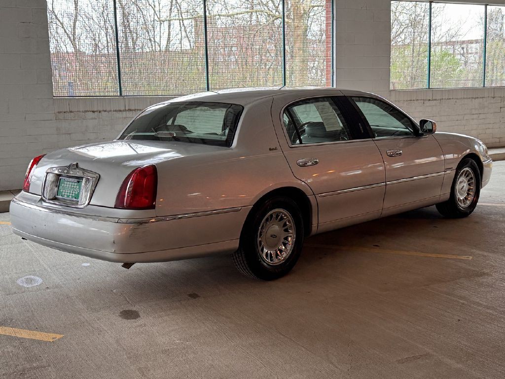 2001 Lincoln Town Car Image 6