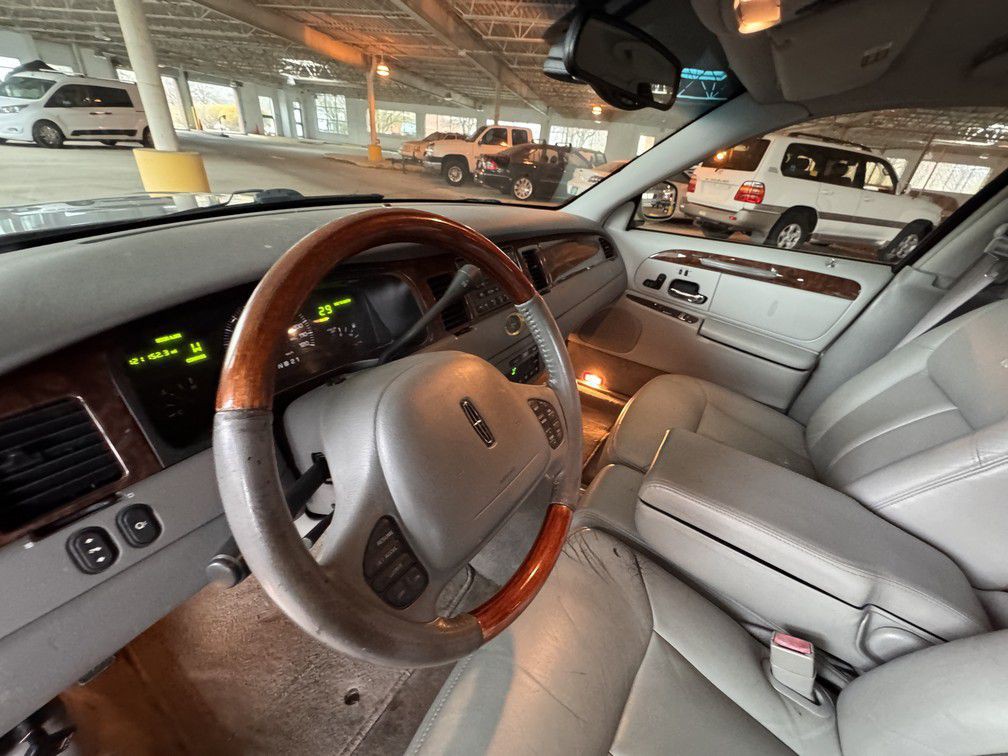 2001 Lincoln Town Car Image 9