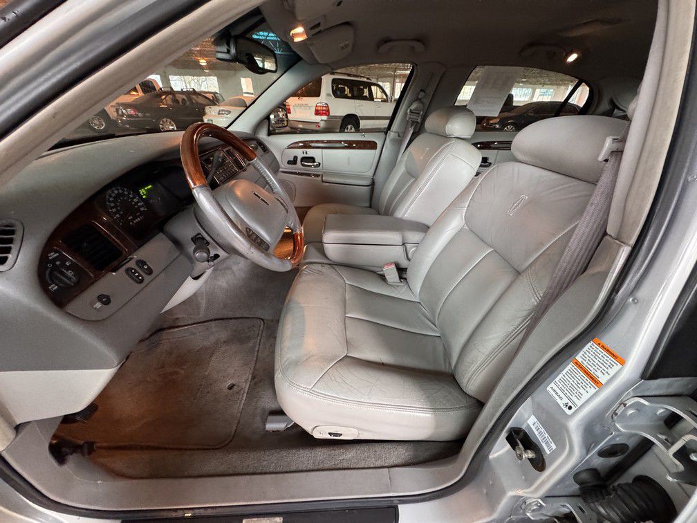 2001 Lincoln Town Car Image 10
