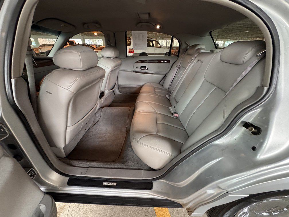 2001 Lincoln Town Car Image 11