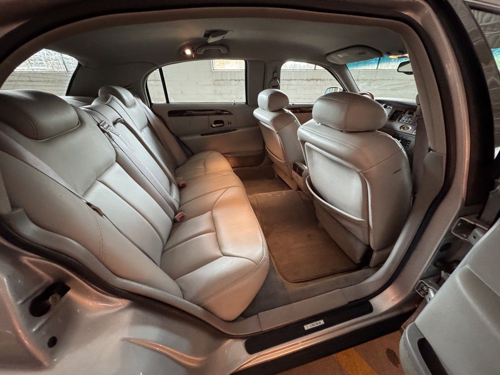 2001 Lincoln Town Car Image 13