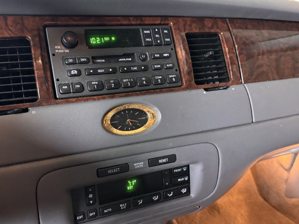 2001 Lincoln Town Car Image 17