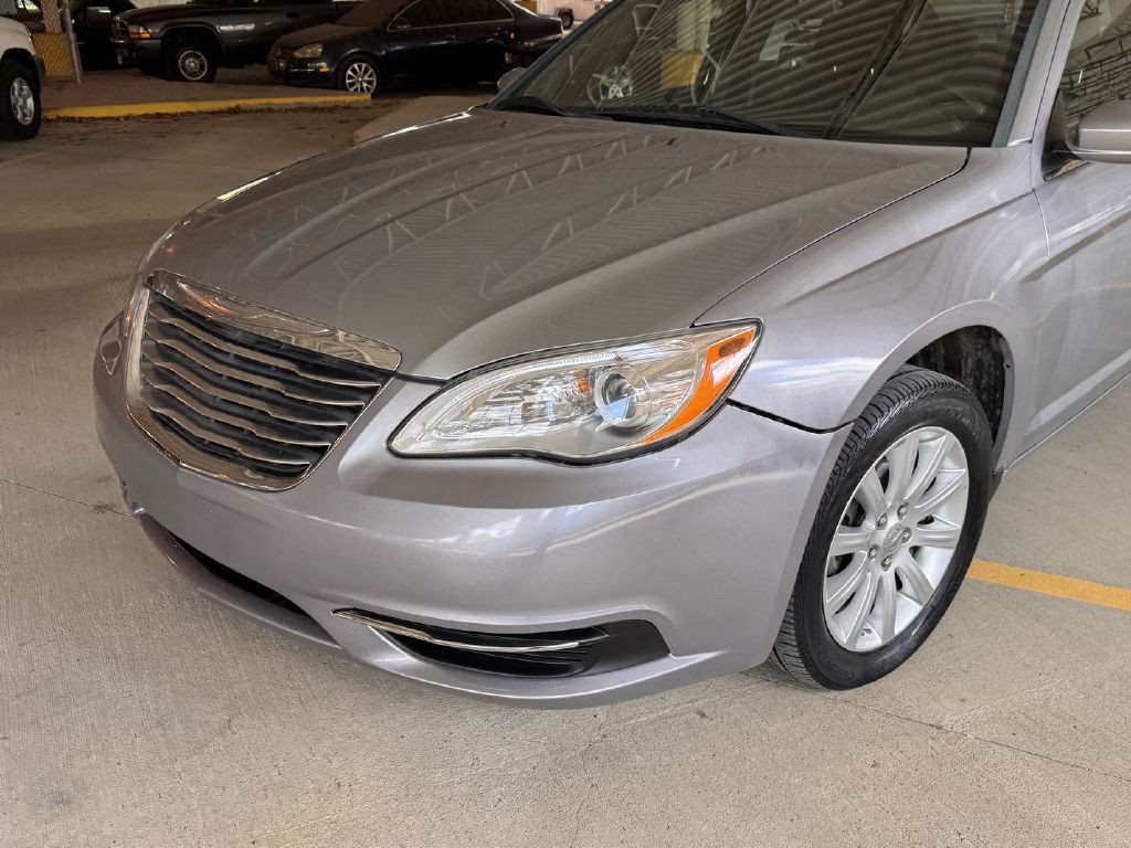 2013 Chrysler 200 Image 2