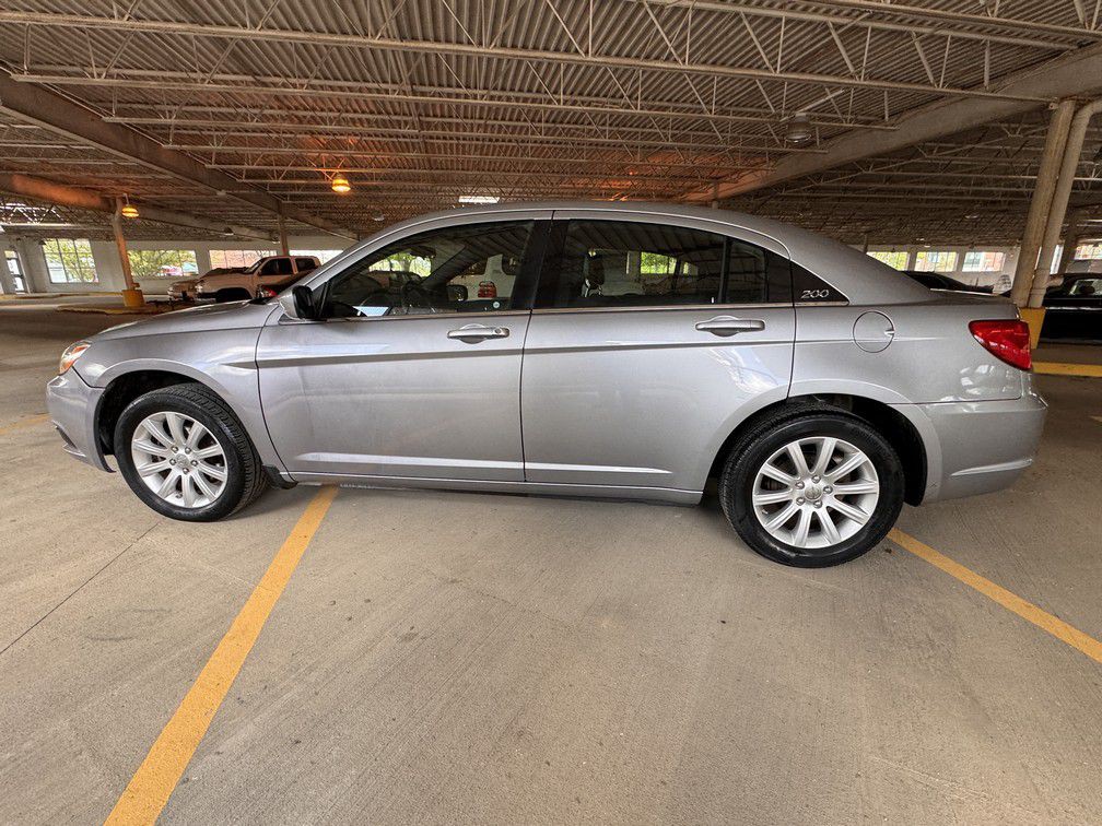 2013 Chrysler 200 Image 3