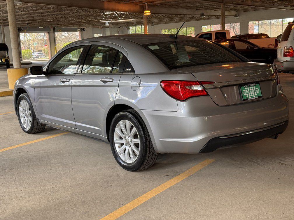 2013 Chrysler 200 Image 4
