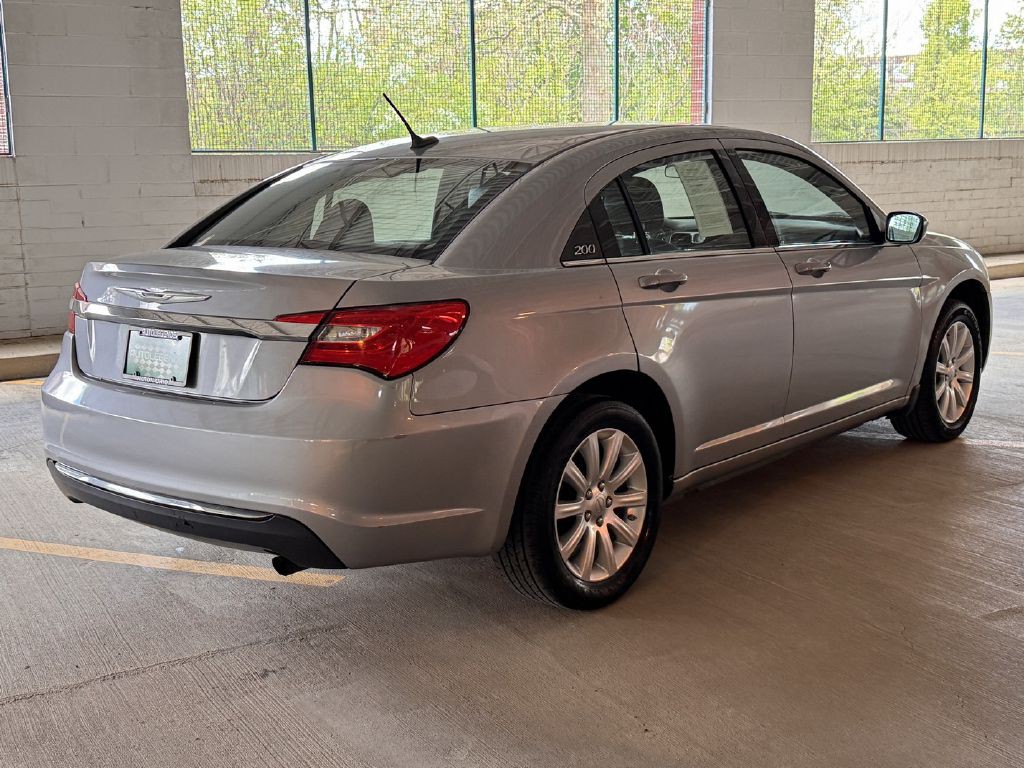 2013 Chrysler 200 Image 6