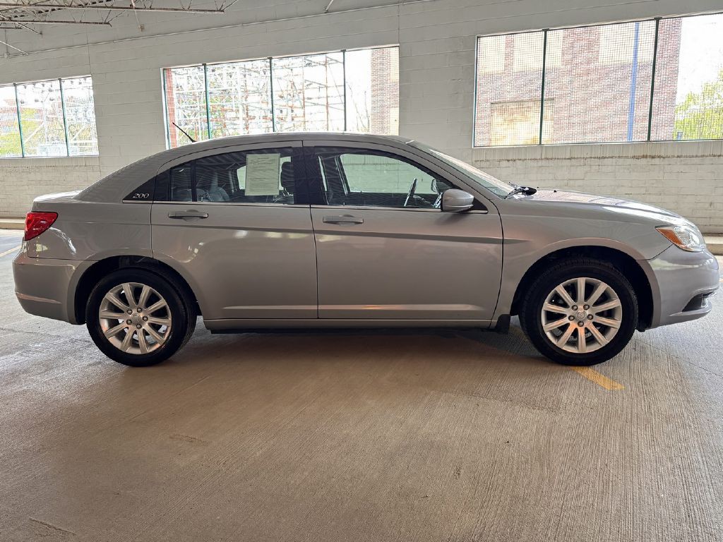 2013 Chrysler 200 Image 7