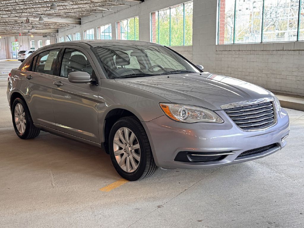 2013 Chrysler 200 Image 8