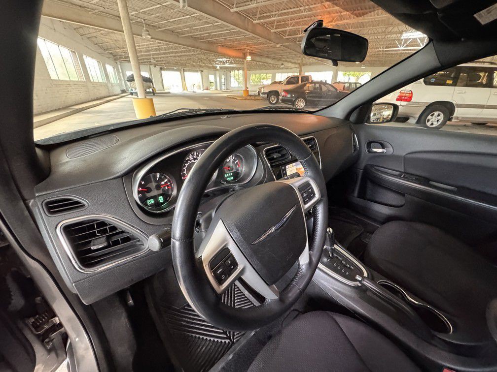 2013 Chrysler 200 Image 9