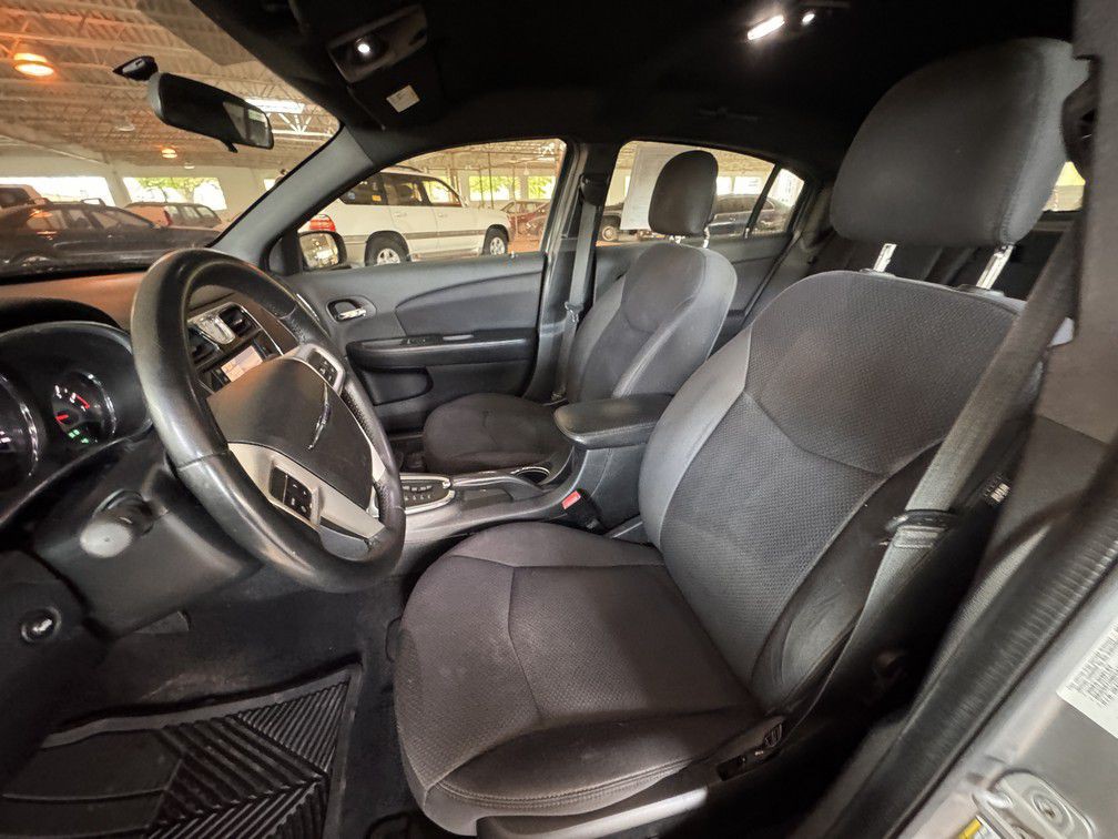 2013 Chrysler 200 Image 10