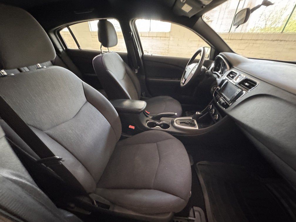 2013 Chrysler 200 Image 14