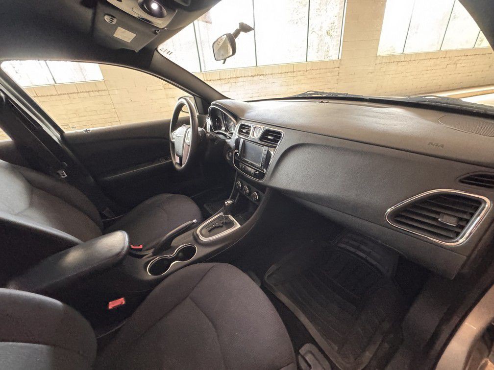 2013 Chrysler 200 Image 15