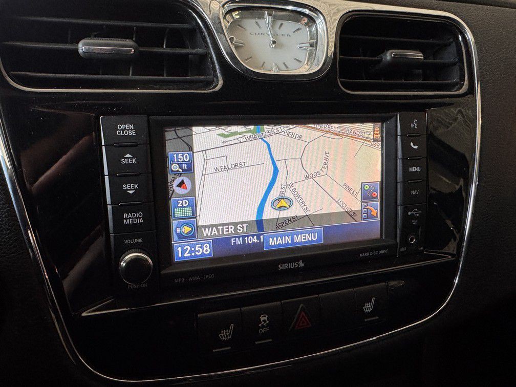 2013 Chrysler 200 Image 16