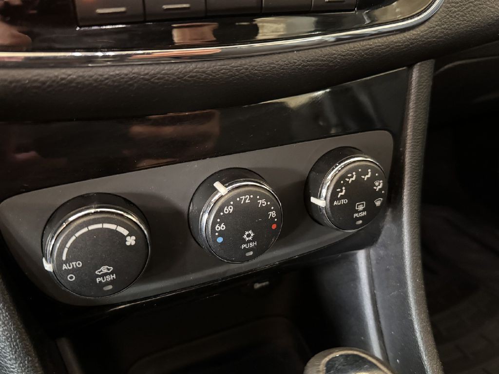 2013 Chrysler 200 Image 18