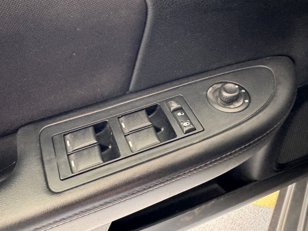 2013 Chrysler 200 Image 23