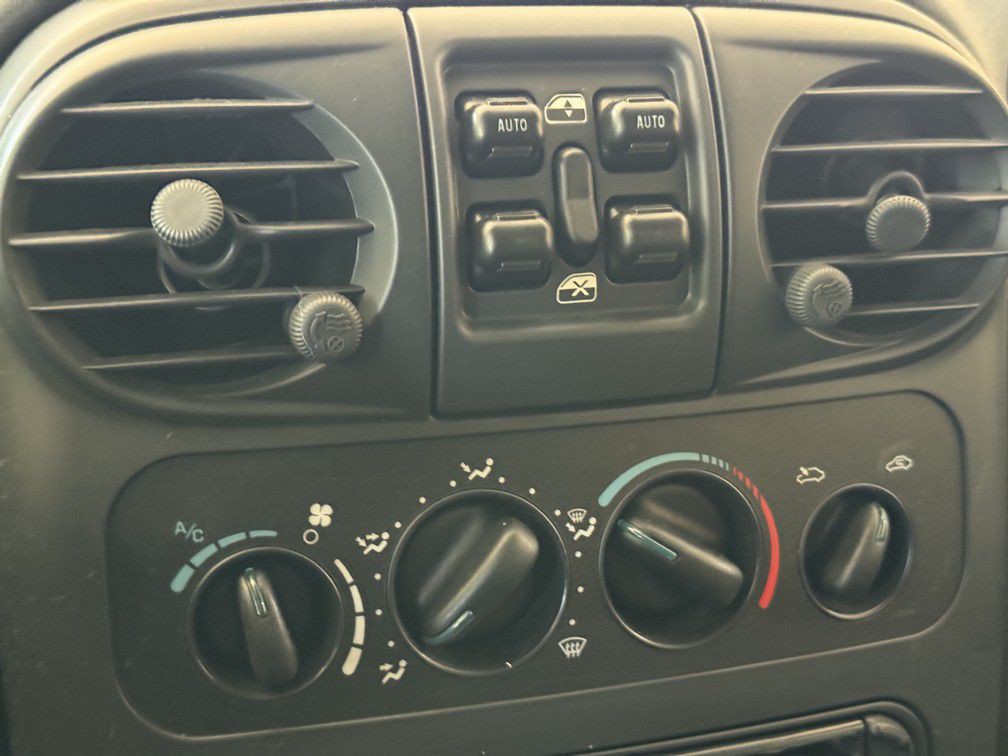 2005 Chrysler PT Cruiser Image 16