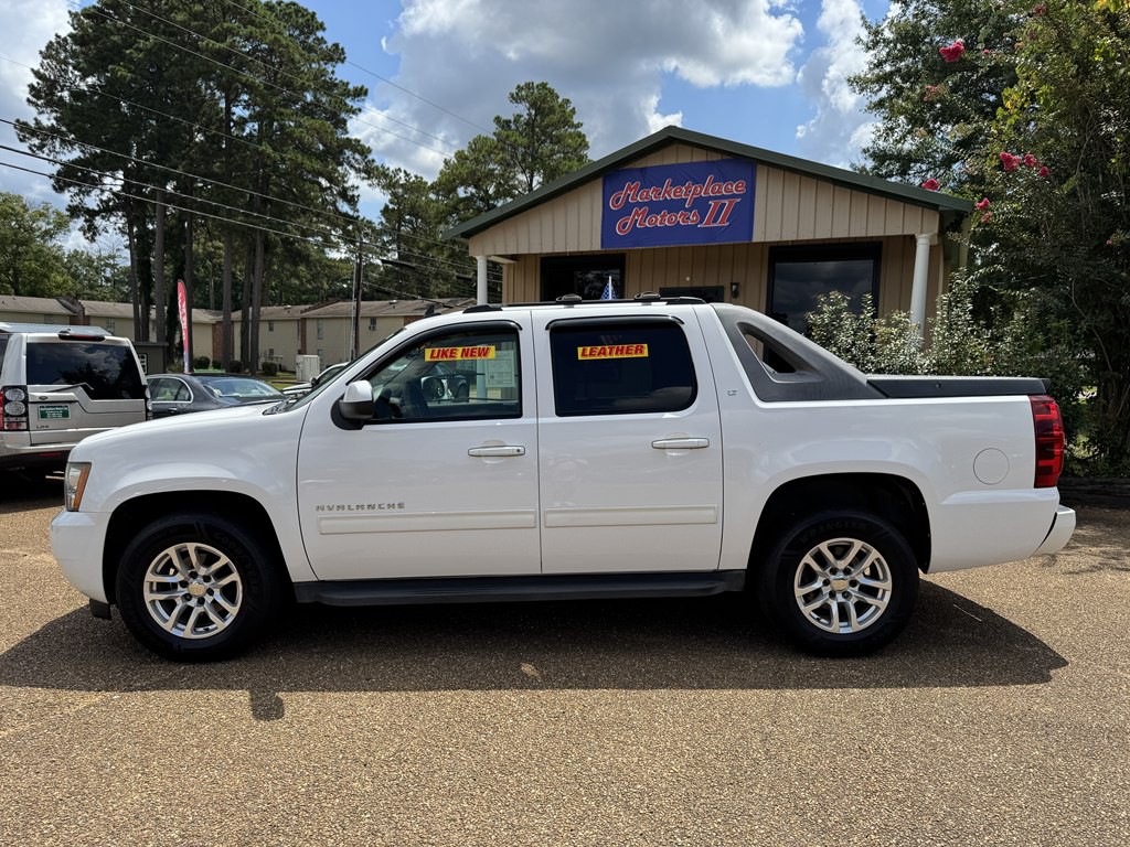 2012 Chevrolet Avalanche Image 2