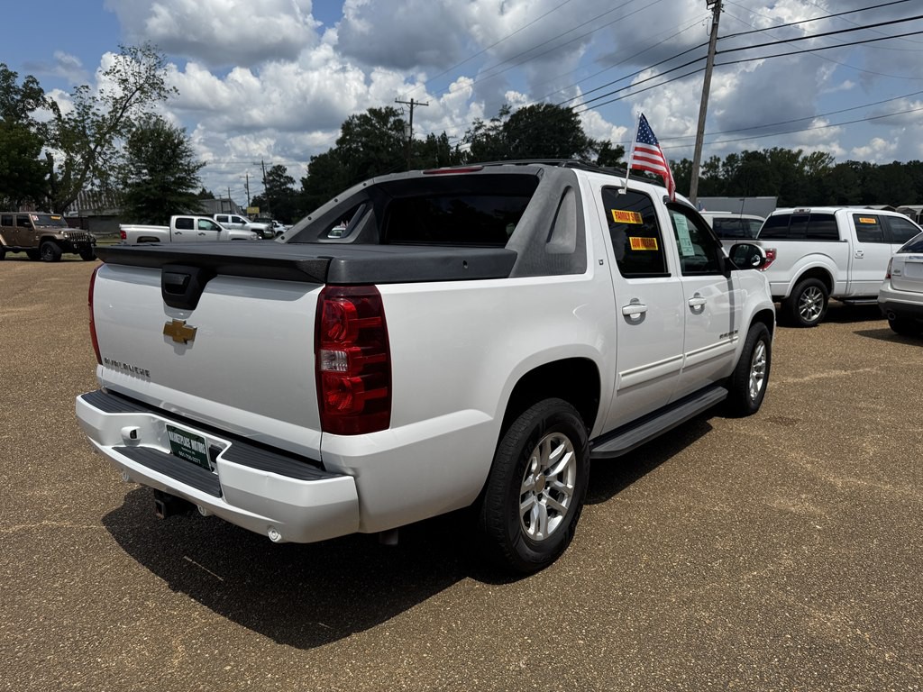 2012 Chevrolet Avalanche Image 19