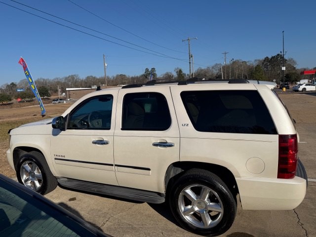 2013 Chevrolet Tahoe Image 2
