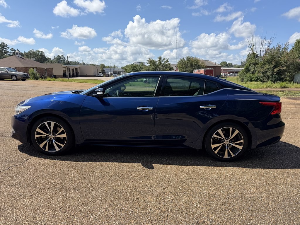 2017 Nissan Maxima Image 2