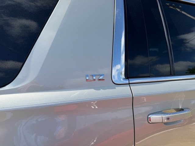 2016 Chevrolet Suburban Image 2