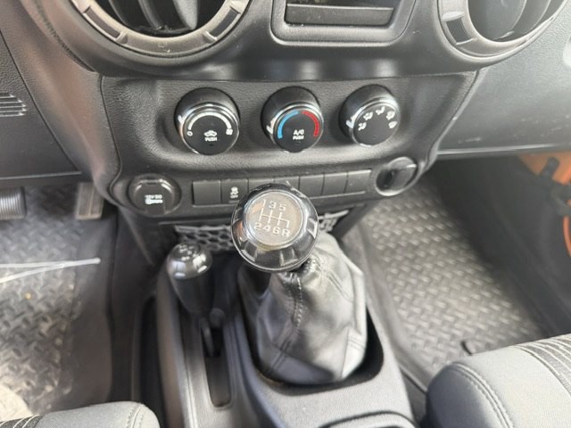 2012 Jeep Wrangler Image 12
