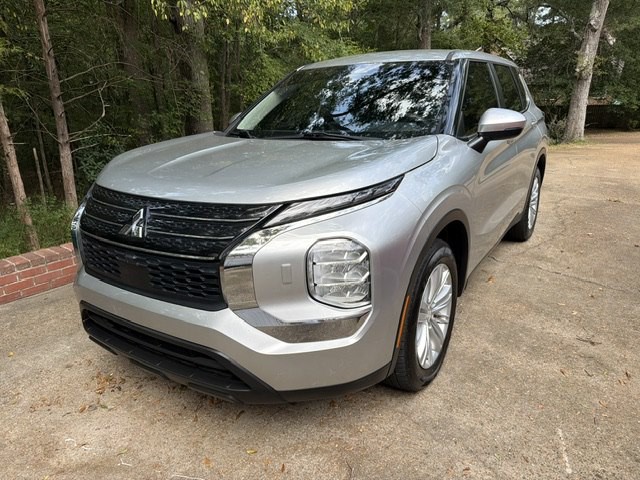 2022 Mitsubishi Outlander Image 1