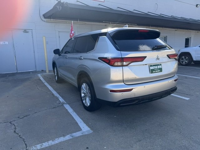 2022 Mitsubishi Outlander Image 2