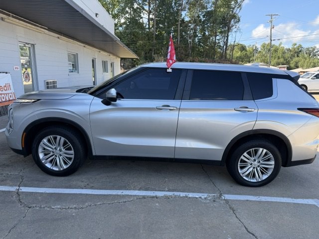 2022 Mitsubishi Outlander Image 3